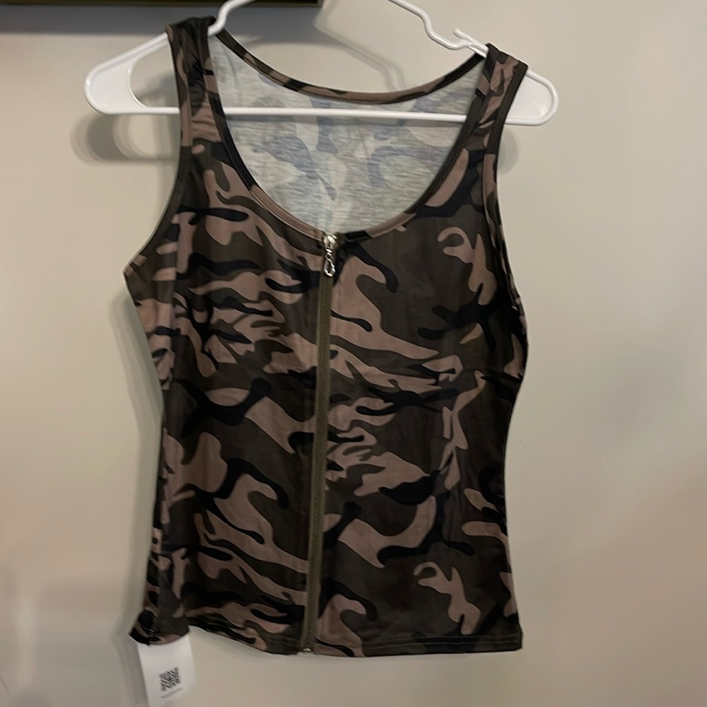 NWT Yoins Women’s Camouflage Sleeveless Shirt Zipper Front Closure Size S 4/6